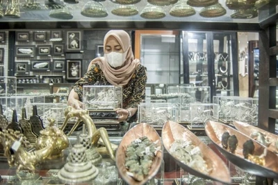 Phụ kiện bạc được trưng bày tại HS Silver Jewelry ở Yogyakarta (Indonesia). (Ảnh: Tân Hoa xã)