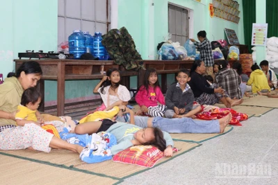 Sáng 6/11, người dân ven biển thôn Thạnh Đức 2 có nhà ở không kiên cố được chính quyền phường Sa Huỳnh, tỉnh Quảng Ngãi sơ tán đến ở tạm Nhà văn hóa tổ dân phố để tránh bão số 13.