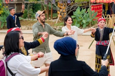 Du khách hòa mình vào các hoạt động lễ hội cùng người dân Bản Mây (Sa Pa, Lào Cai). (Ảnh: THANH SƠN)