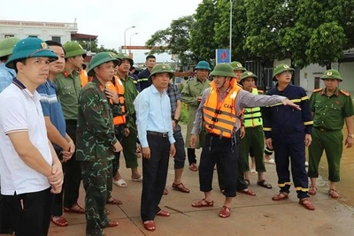 Lãnh đạo xã Kim Tân báo cáo tình hình ngập nước trên địa bàn.
