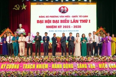 Chủ tịch Ủy ban nhân dân thành phố Hà Nội tặng hoa chúc mừng Ban Chấp hành Đảng bộ phường Văn Miếu-Quốc Tử Giám nhiệm kỳ 2025-2030.