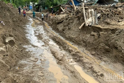 Một đoạn đường địa phận xã Kỳ Sơn ((Nghệ An) bị đứt nền mặt đường. (Ảnh: Báo Nhân Dân)