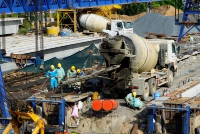 Thi công cầu trên tuyến đường cao tốc Châu Đốc-Cần Thơ-Sóc Trăng trên địa bàn Cần Thơ.