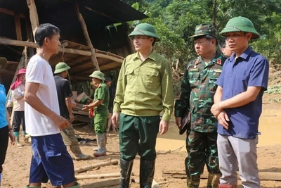 Đồng chí Mùa A Vảng, Mùa A Vảng, Chủ tịch Ủy ban Mặt trận Tổ quốc Việt Nam tỉnh Điện Biên động viên các gia đình bị thiệt hại do lũ quét, lở đất.