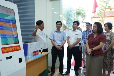 Đoàn công tác Bộ Khoa học và Công nghệ khảo sát thực tế tại Trung tâm Phục vụ hành chính công phường Phù Liễn, thành phố Hải Phòng.