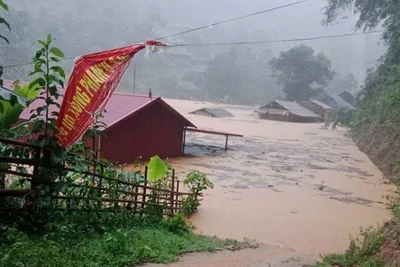 Nước lũ dâng gây ngập nhiều nhà cửa tại Điện Biên. (Ảnh: Xã Na Son cung cấp/VGP)