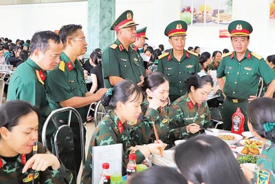 Lãnh đạo Tổng cục Hậu cần-Kỹ thuật, Bộ Quốc phòng kiểm tra bữa ăn của lực lượng diễu binh, diễu hành.