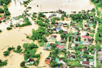 Nước lũ bao vây, chia cắt xã Con Cuông, tỉnh Nghệ An.