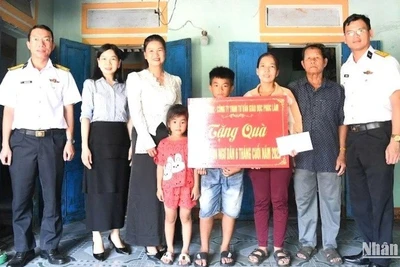 Đoàn công tác Lữ đoàn 680, Vùng 3 Hải quân đến thăm, tặng quà con ngư dân tại Quảng Ngãi.(Ảnh: Vùng 3 Hải quân cung cấp)