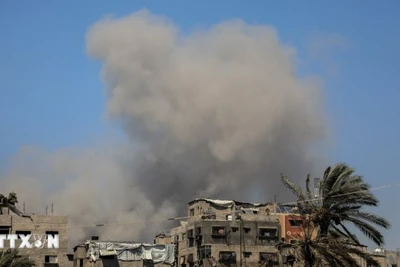 Khói bốc lên từ khu vực al-Tuffah, phía đông thành phố Gaza sau cuộc không kích của Israel ngày 29/6/2025. (Ảnh: THX/TTXVN)