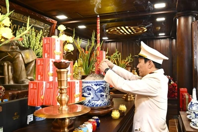 Bộ trưởng Lương Tam Quang thành kính dâng hoa, dâng hương trước anh linh Chủ tịch Hồ Chí Minh. (Ảnh: Cổng thông tin điện tử Bộ Công an)