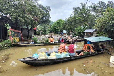Lực lượng chức năng xã Nà Hang và đội cứu trợ vận chuyển nhu yếu phẩm đến khu vực bị ngập sâu.