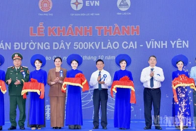 Phó Thủ tướng Chính phủ Hồ Đức Phớc cùng các đồng chí lãnh đạo thực hiện nghi thức cắt băng khánh thành Dự án đường dây 500kV Lào Cai-Vĩnh Yên. (Ảnh: Thanh Giang)