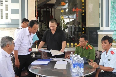 Đoàn kiểm tra làm việc với cơ sở giết mổ gia súc V.N (xã Long Thạnh, huyện Phụng Hiệp).