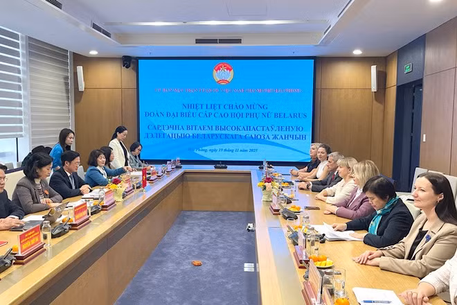 Đồng chí Phạm Văn Lập, Phó Bí thư Thành ủy, Chủ tịch Ủy ban Mặt trận Tổ quốc Việt Nam thành phố Hải Phòng trao đổi với Đoàn đại biểu cấp cao Hội Phụ nữ Cộng hòa Belarus.