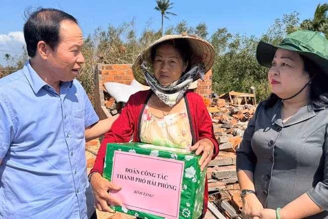 Đồng chí Lê Tiến Châu, Ủy viên Trung ương Đảng, Bí thư Thành ủy, Trưởng Đoàn đại biểu Quốc hội thành phố Hải Phòng thăm, trao quà hỗ trợ động viên người dân tỉnh Đắk Lắk bị thiệt hại do bão số 13. (Ảnh chụp ngày 14/11)
