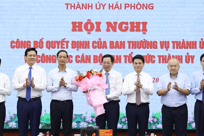 Các đồng chí Thường trực Thành ủy và Ban Tổ chức Thành ủy Hải Phòng chúc mừng đồng chí Vũ Tiến Phụng. (Ảnh: LÊ DŨNG)