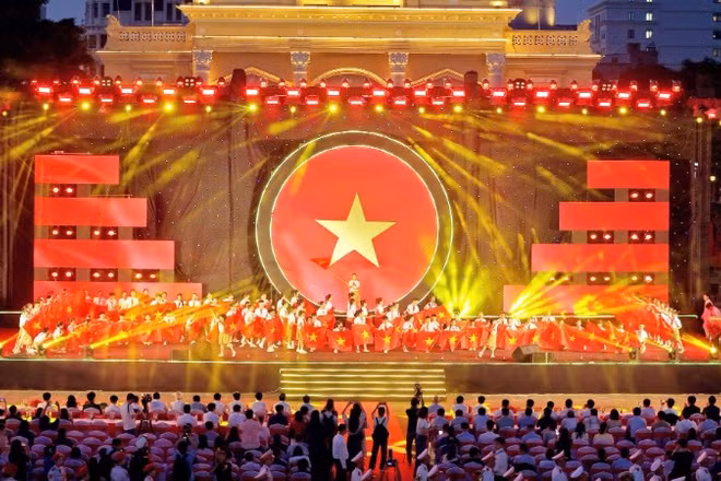 Chương trình khai mạc chuỗi hoạt động văn hóa tại dải vườn hoa trung tâm thành phố Hải Phòng.