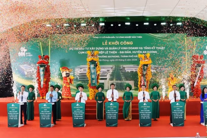 Các đại biểu thực hiện nghi thức khởi công dự án.