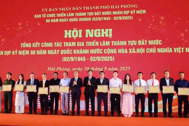 Lãnh đạo thành phố Hải Phòng khen thưởng các tập thể, cá nhân có thành tích xuất sắc trong quá trình tham gia Triển lãm thành tựu đất nước nhân dịp kỷ niệm 80 năm Ngày Quốc khánh.