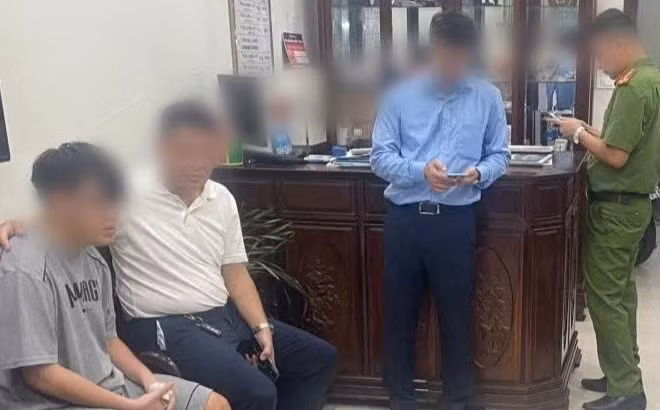 Lực lượng chức năng đưa cháu N.T.A ở phường Tân Hưng (Hải Phòng) về nhà an toàn. (Ảnh Công an thành phố Hải Phòng)