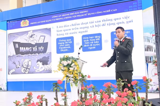 Cán bộ Phòng An ninh mạng và phòng, chống tội phạm sử dụng công nghệ cao Công an Thành phố Hải Phòng tuyên truyền phòng chống tội phạm trên không gian mạng. (Ảnh Công an Thành phố Hải Phòng)