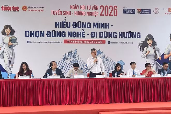 Ban tư vấn giải đáp ý kiến của phụ huynh, học sinh tại Ngày hội.