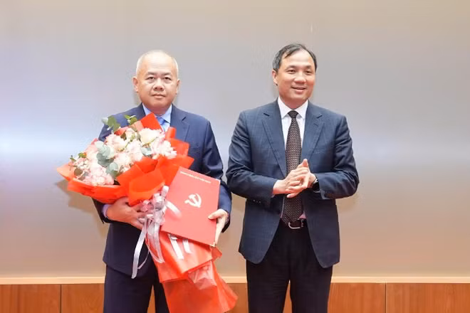 Đồng chí Phó Trưởng Ban Thường trực Ban tổ chức Trung ương Hoàng Trung Dũng trao Quyết định, chúc mừng đồng chí Đỗ Thành Trung.