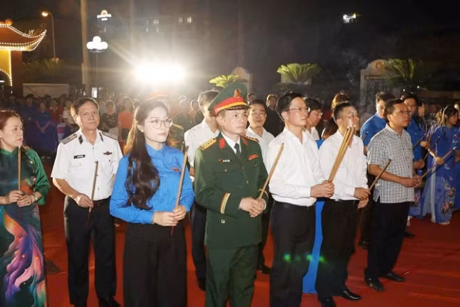 Các đại biểu dâng hương tri ân các anh hùng liệt sĩ. (Ảnh: TRUNG KIÊN)