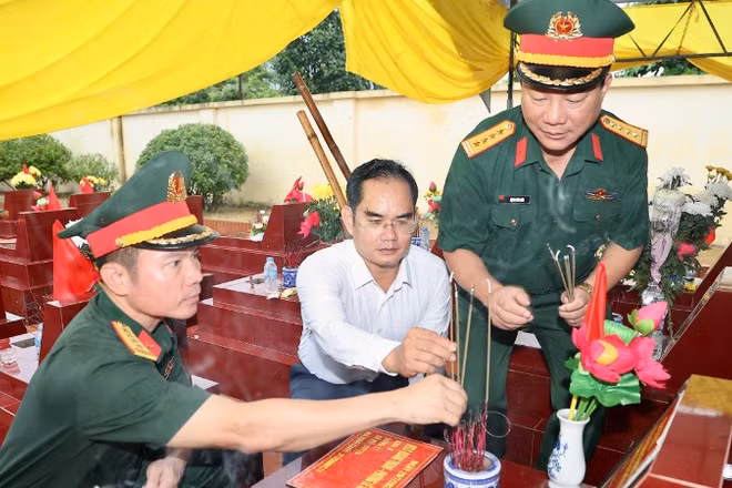 Các đại biểu thắp hương tri ân các Anh hùng liệt sĩ tại Nghĩa trang liệt sĩ Quảng Thanh, phường Lê Ích Mộc. (Ảnh: VIỆT CƯỜNG)