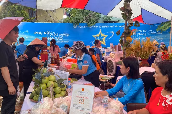 Trưng bày, giới thiệu sản phẩm OCOP của phụ nữ thành phố Hải Phòng.