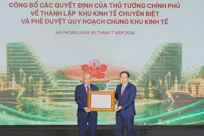 Phó Thủ tướng Chính phủ Lê Tiến Châu trao các Quyết định của Thủ tướng Chính phủ cho thành phố Hải Phòng.