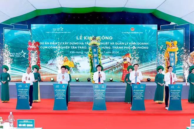 Các đại biểu thực hiện nghi thức khởi công Dự án đầu tư xây dựng hạ tầng kỹ thuật và quản lý kinh doanh Cụm công nghiệp Tân Trào.