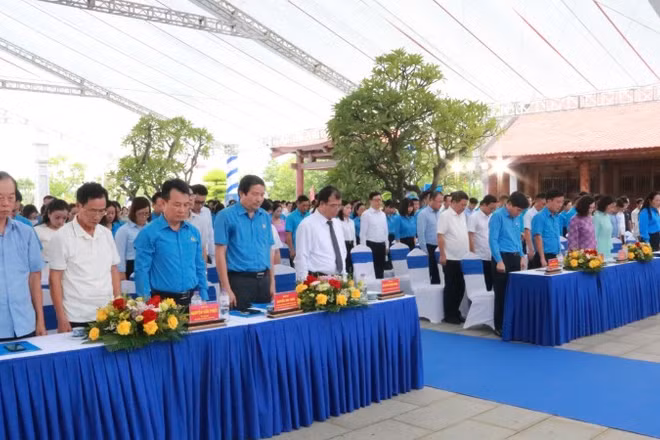 Các đại biểu tưởng niệm đồng chí Nguyễn Đức Cảnh và các Anh hùng liệt sĩ. (Ảnh: DUYÊN VŨ)