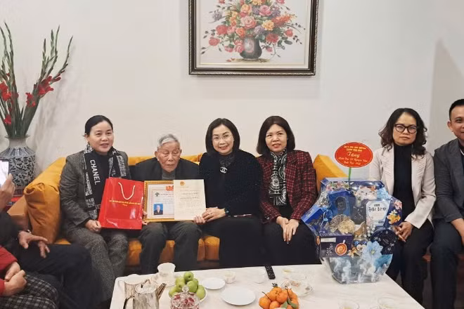 Lãnh đạo phường Hồng Bàng (Hải Phòng) thăm chúc thọ cụ ông 100 tuổi trên địa bàn.