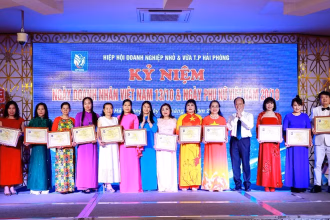 Đại diện lãnh đạo Hiệp hội Doanh nghiệp nhỏ và vừa Hải Phòng trao giấy chứng nhận cho hội viên mới được kết nạp.