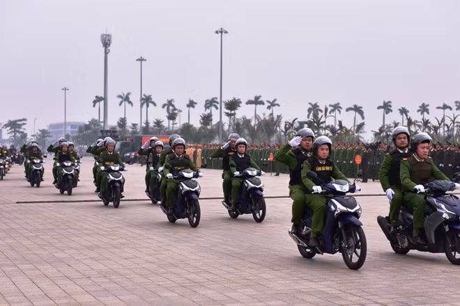 Các đơn vị thuộc Công an thành phố Hải Phòng ra quân tấn công, trấn áp tội phạm, bảo vệ tuyệt đối an ninh, an toàn Đại hội XIV của Đảng, bầu cử đại biểu Quốc hội khóa XVI và đại biểu Hội đồng nhân dân các cấp nhiệm kỳ 2026 - 2031 và Tết Bính Ngọ 2026. (Ảnh: XUÂN TRƯỜNG)