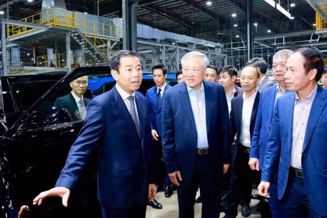 Phó Thủ tướng Thường trực Chính phủ Nguyễn Hòa Bình thăm Nhà máy sản xuất ô-tô VinFast tại Hải Phòng. (Ảnh: DUY THÍNH)