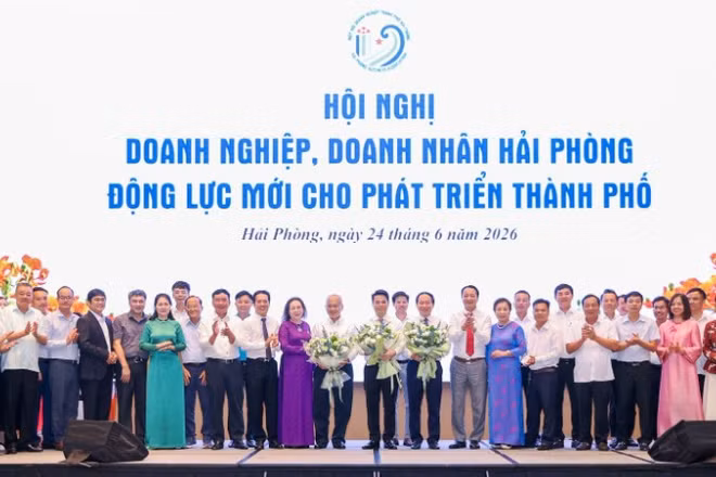 Các đại biểu dự hội nghị chụp ảnh lưu niệm.