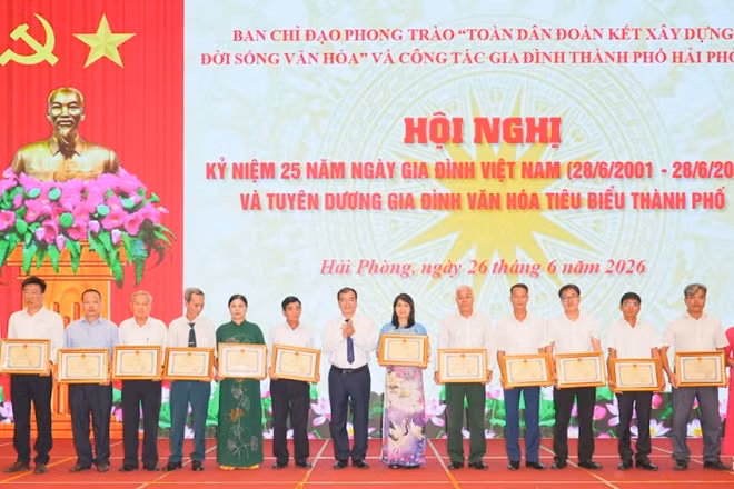 Lãnh đạo thành phố Hải Phòng khen thưởng các gia đình văn hóa tiêu biểu.