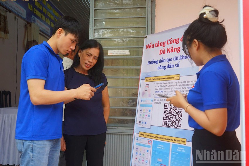 Cùng với nhiều nhiệm vụ chuyên môn khác, công tác chuyển đổi số được thành phố Đà Nẵng rất quan tâm chỉ đạo các xã, phường sau 1/7 phải tập trung thực hiện. (Ảnh: ĐÌNH TĂNG) ndo_br_dn1.jpg