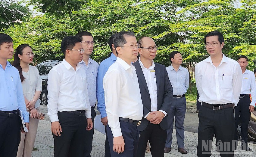 Bí thư Thành ủy Đà Nẵng Nguyễn Văn Quảng khảo sát thực tế ở cơ sở xã, phường. (Ảnh: ĐÌNH TĂNG) ndo_br_dn3.jpg