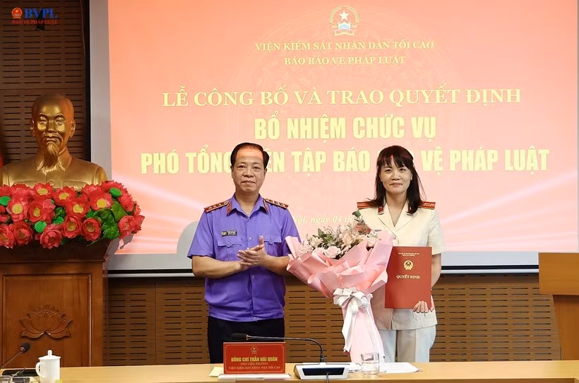  Đồng chí Trần Hải Quân, Phó Viện trưởng VKSND tối cao trao quyết định và tặng hoa chúc mừng đồng chí Hồ Thị Kim Thoan được bổ nhiệm giữ chức vụ Phó Tổng Biên tập Báo Bảo vệ pháp luật.