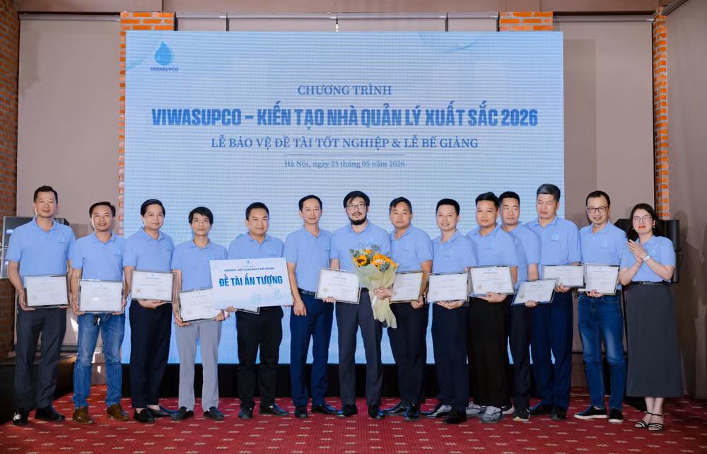 Ông Lê Văn Thăng – Chủ tịch HĐQT VIWASUPCO (đứng thứ 6 từ trái sang) ghi nhận nhóm học viên có đề tài ấn tượng sau chương trình.