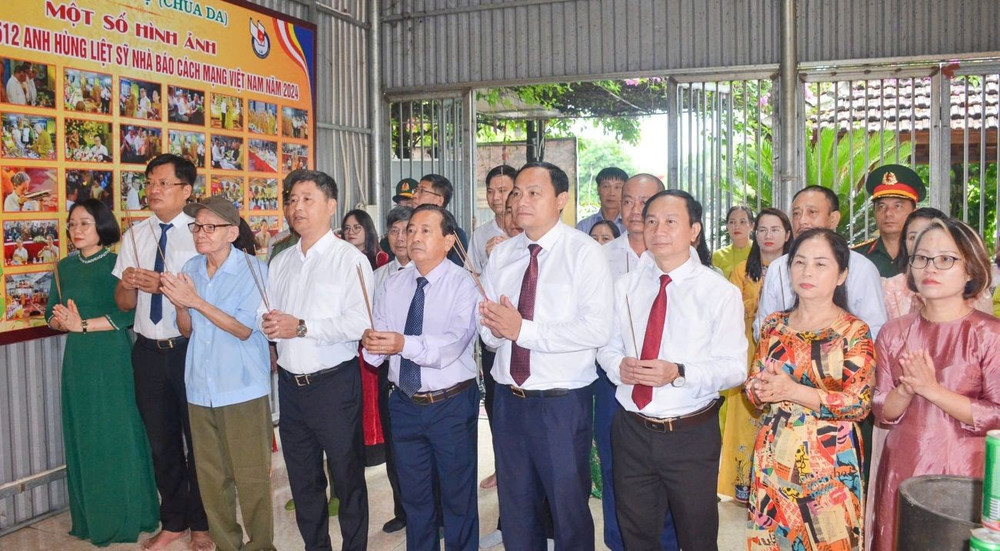 Đoàn đại biểu Hội Nhà báo tỉnh Nghệ An dâng hương tưởng niệm 512 liệt sĩ là các nhà báo, phóng viên đã anh dũng hy sinh trong các cuộc kháng chiến bảo vệ Tổ quốc. z6700527517680-3f28c44531db14308dda06dfeec1de48.jpg