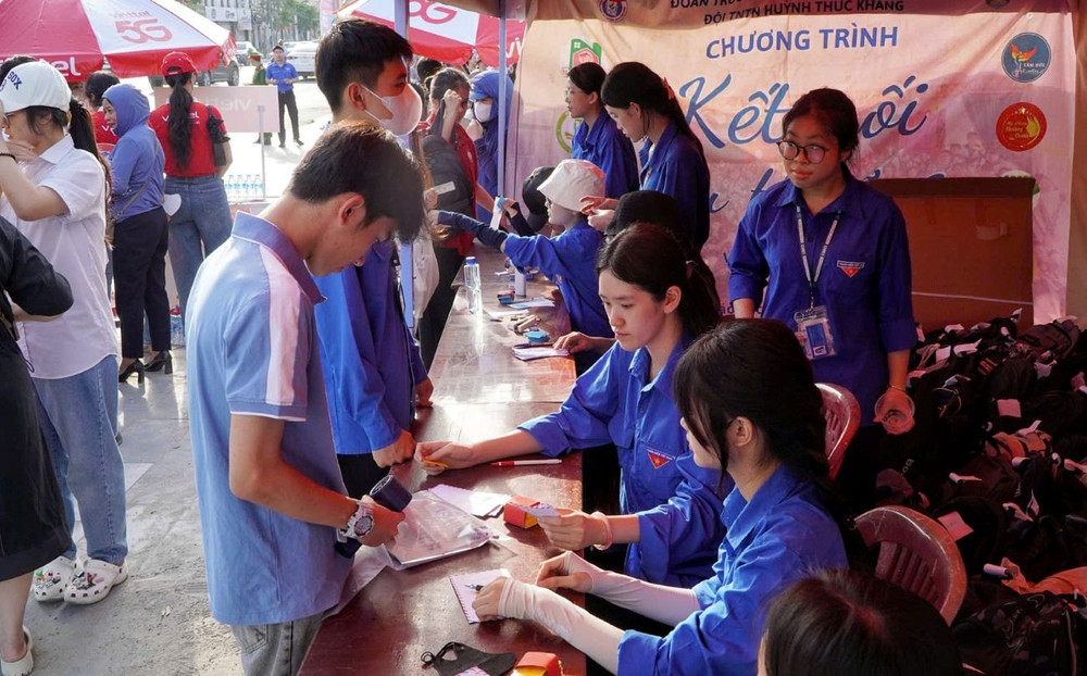 Lực lượng thanh niên tình nguyện hỗ trợ, hướng dẫn thí sinh trước khi bước vào điểm thi. z6666087062746-30e67fa85d56143bb4d27a4fe49efc02.jpg