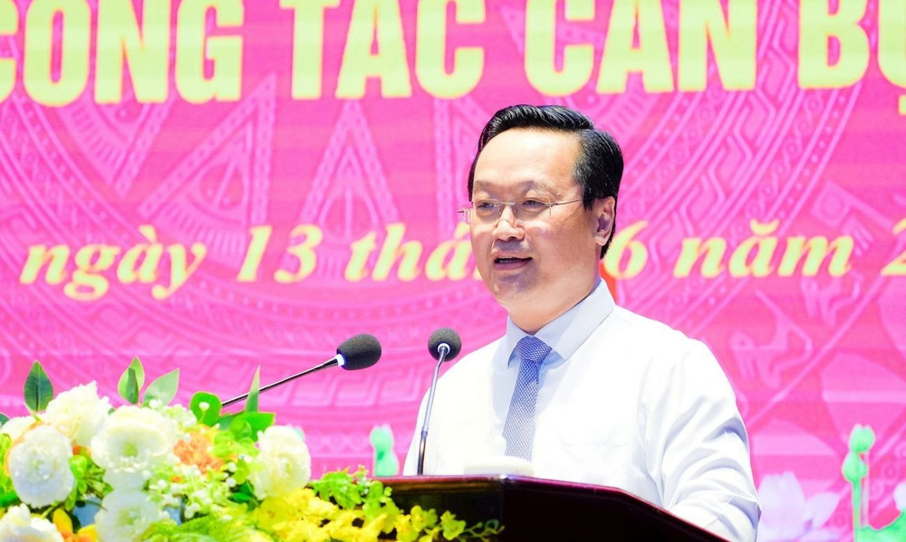 Đồng chí Nguyễn Đức Trung, Bí thư Tỉnh ủy phát biểu giao nhiệm vụ cho đồng chí Đại tá Đinh Việt Dũng - Bí thư Đảng ủy, Giám đốc Công an tỉnh. bna-dsc07258.jpg