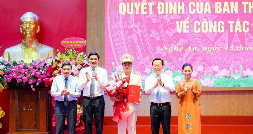 Các đồng chí Thường trực Tỉnh ủy Nghệ An tặng hoa chúc mừng đồng chí Đại tá Đinh Việt Dũng, Bí thư Đảng ủy, Giám đốc Công an tỉnh. 