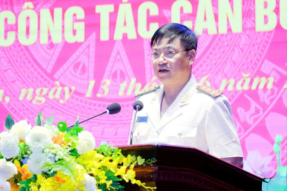 Đồng chí Đại tá Đinh Việt Dũng, Giám đốc Công an tỉnh Nghệ An phát biểu nhận nhiệm vụ. z6702798455171-f7e61ab6b4ad922e0a549939d43c8ac5.jpg