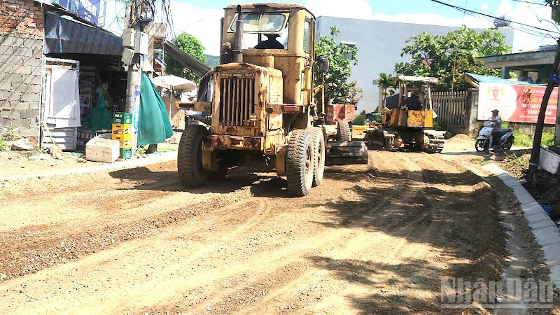 Khi thi công, người tham gia giao thông qua tuyến đường Nam Cao nối dài phải đứng chờ, đợi đến lúc thấy thật sự an toàn thì mới dám qua. (Ảnh: ĐÌNH TĂNG)) ndo_br_ncao6.jpg